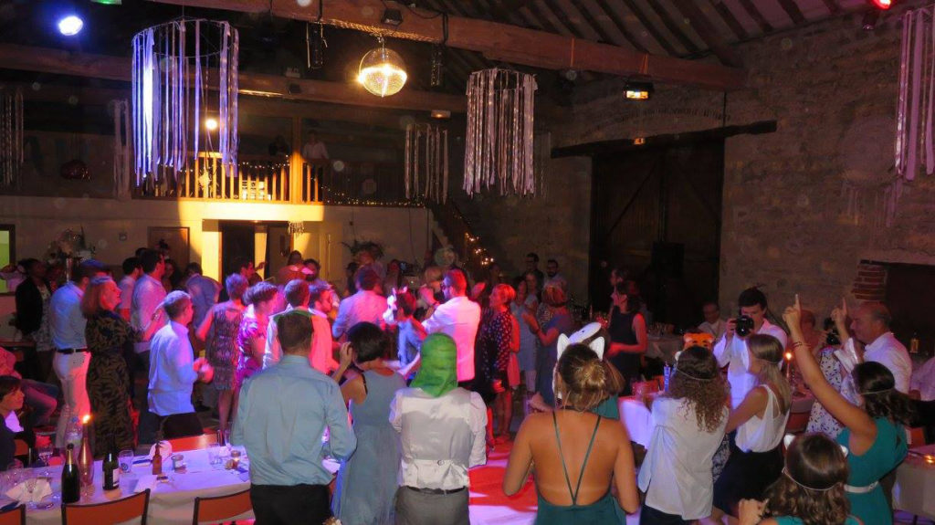 dj et sa boule disco salle de danse à clermont auvergne