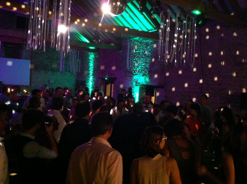 Décoration disco avec boule à facette pour un mariage dans le puy de dôme