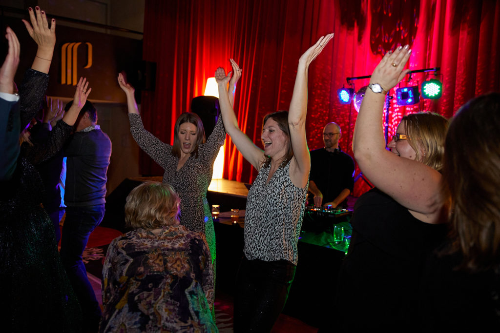 Des danseurs à Royat qui lèvent les mains quand le dj met l'ambiance disco sur ymca