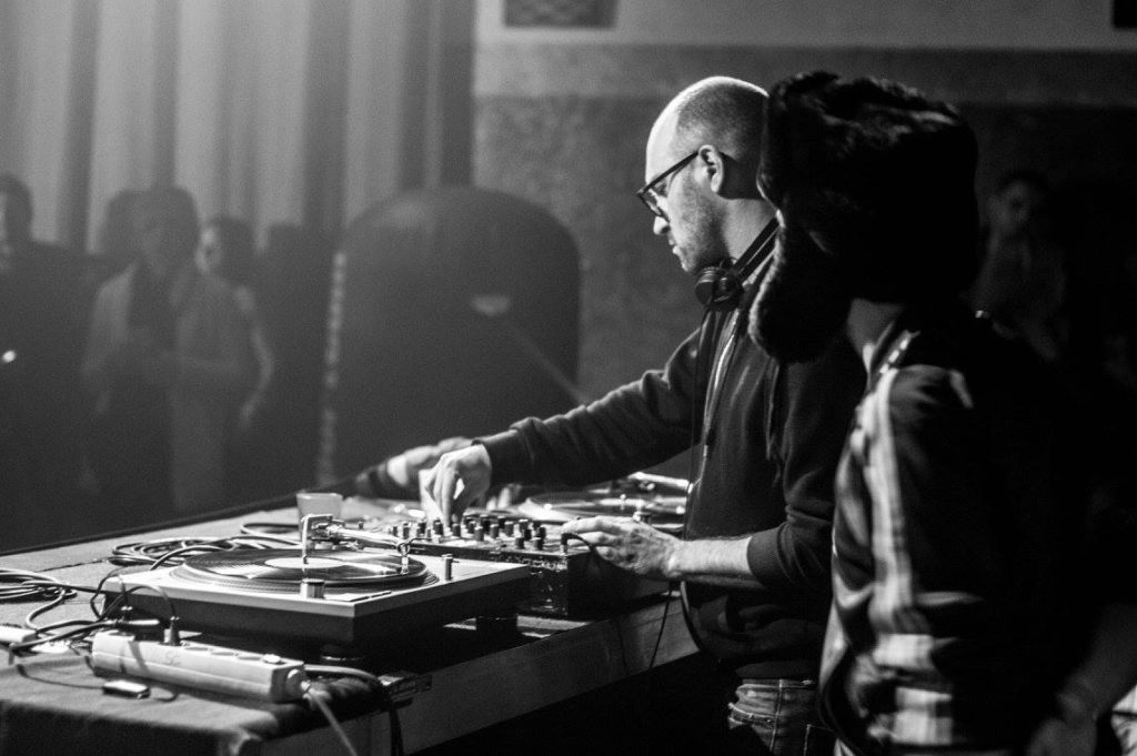 dj sur platine vinyle à soirée privée à riom 63