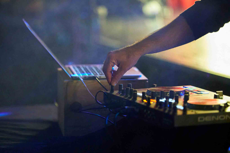 Dj professionnel qui fait danser les invités d'un mariage à Clermont-Ferrand