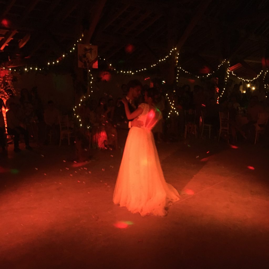 belle ouverture de bal avec de beaux mariés en auvergne